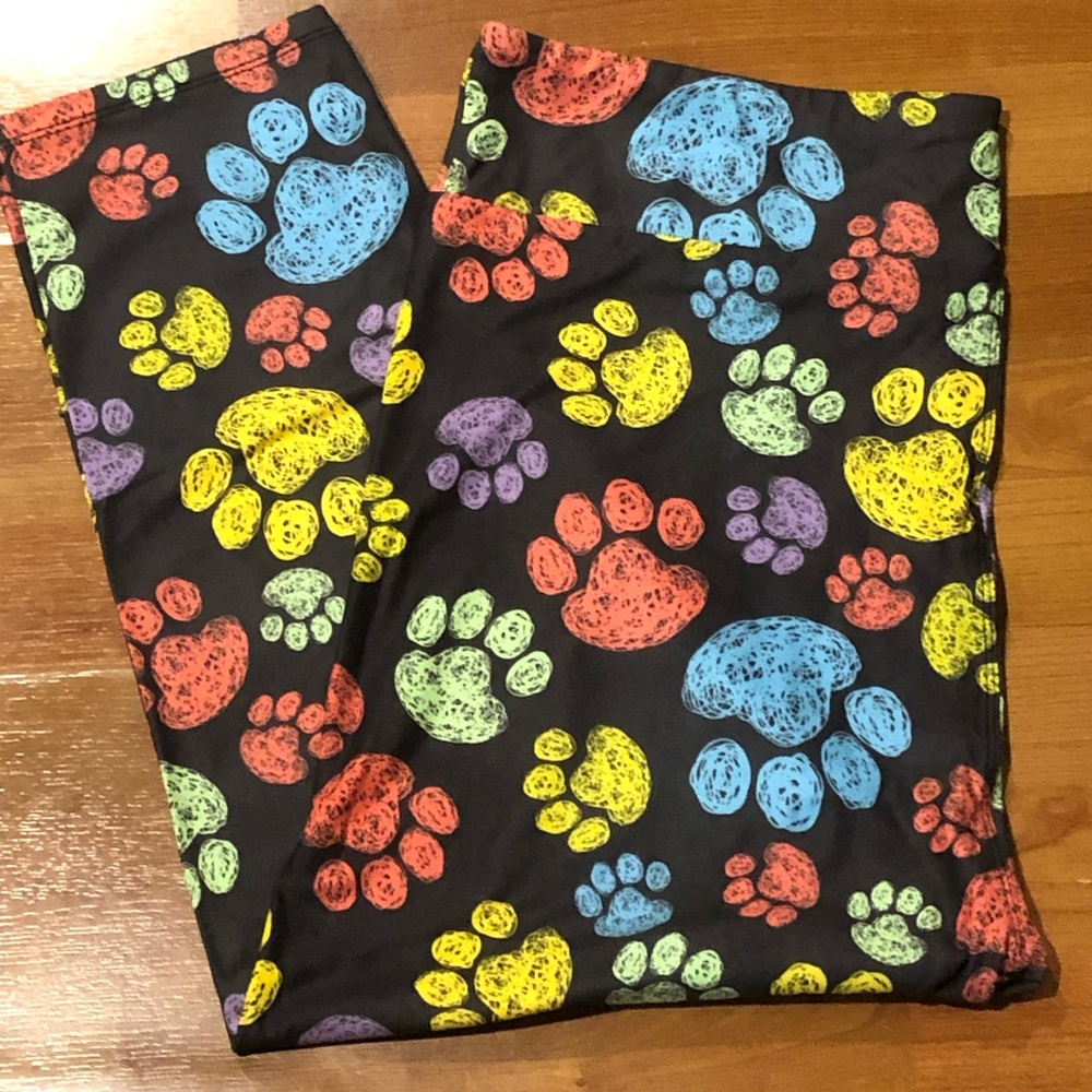 Beautiful Capri leggings PAW PRINT